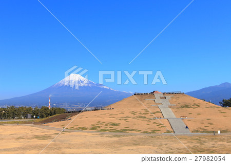 Fuji seen from the harbor park 27982054