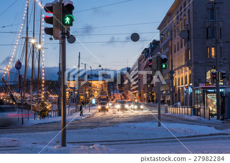 在極其寒冷的赫爾辛基·Eterra港口的夜景 27982284