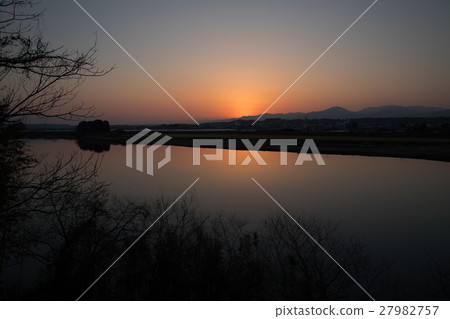 A sunset A sunset 27982757