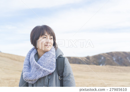 在冬天獨自旅行的年輕女子 在冬天獨自旅行的年輕女子 27985610