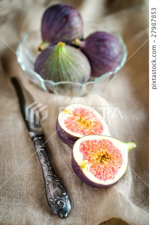Ripe figs 27987853