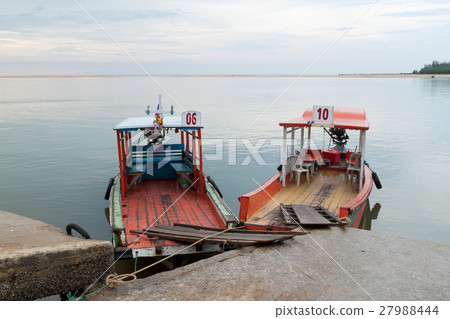 ferry port 27988444