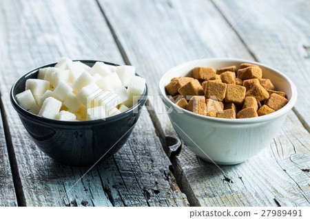 圖庫照片: brown and white sugar cubes.