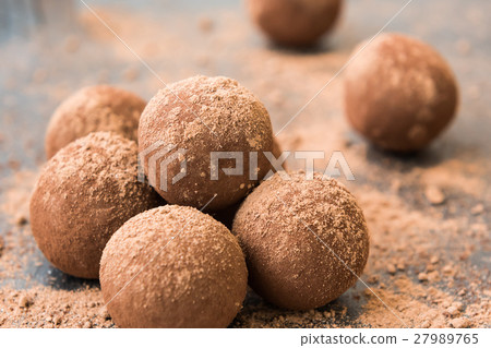 Energy balls with chocolate, cream and cocoa Energy balls with chocolate, cream and cocoa 27989765