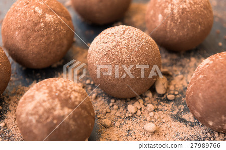 Fresh truffles with chocolate, cream and cocoa Fresh truffles with chocolate, cream and cocoa 27989766