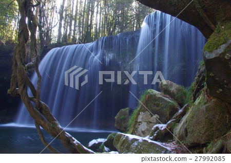 Falls in Oguni Town, Kumamoto Prefecture Winter's Nabe waterfall 27992085