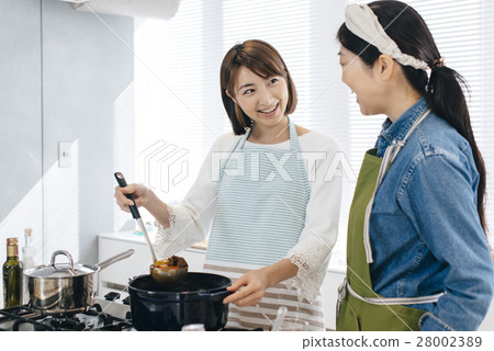Woman cooking 28002389