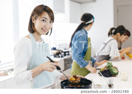Woman cooking 28002390