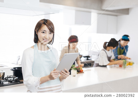 Woman cooking Woman cooking 28002392