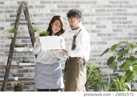 Middle couple business image Middle couple business image 28002572