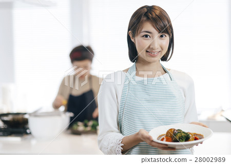 Woman cooking 28002989