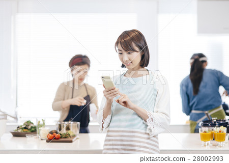 Woman cooking 28002993