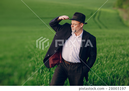 old man in field 28003197