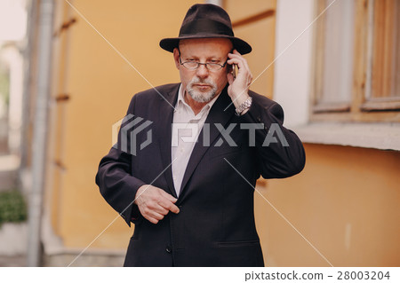 old man in field 28003204
