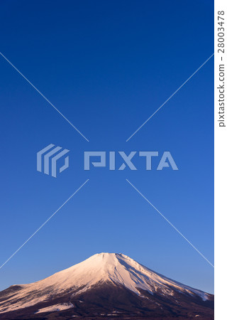 在寒冷的冬季，富士山 28003478