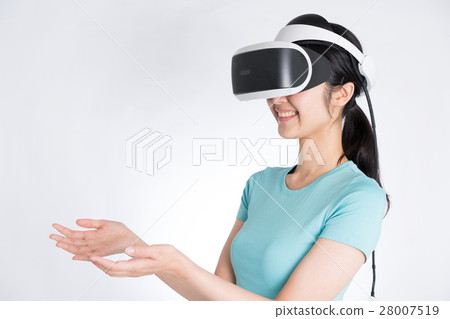 Women wearing a VR headset 28007519