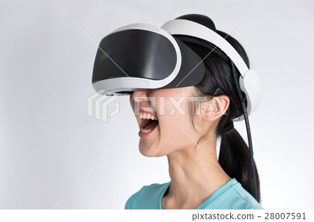 Women wearing a VR headset 28007591