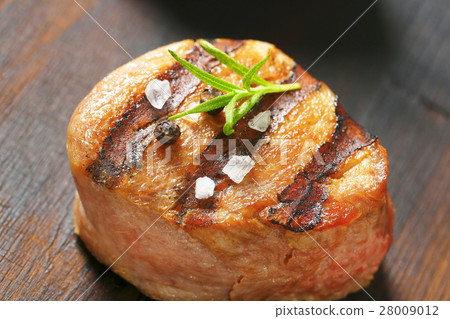 图库照片: grilled pork medallion