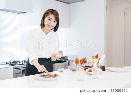 Making sweets 28009551