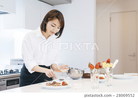 Making sweets 28009552