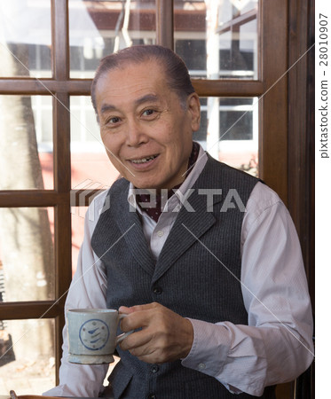 Senior drinking coffee 28010907