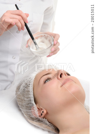 beauty salon, facial mask applying beauty salon, facial mask applying 28015011