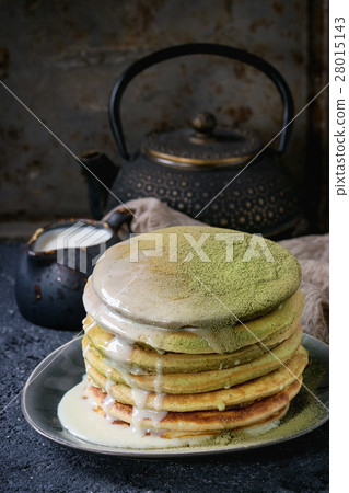 Ombre matcha pancakes 28015143