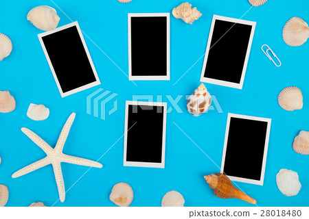 Frame of seashell and empty photo frame. 28018480