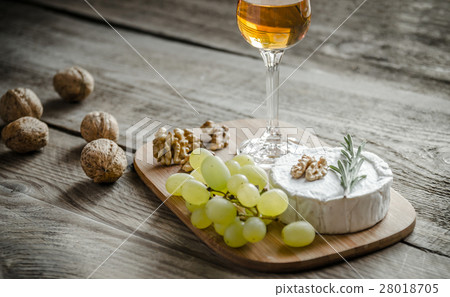 Camembert with walnuts and grape 28018705