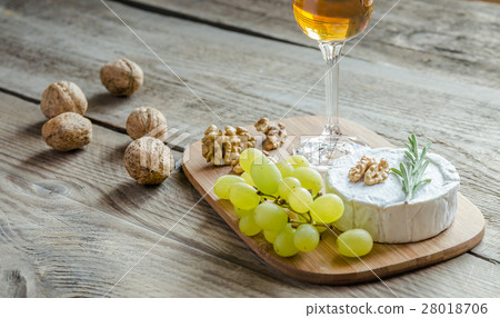 Camembert with walnuts and grape 28018706
