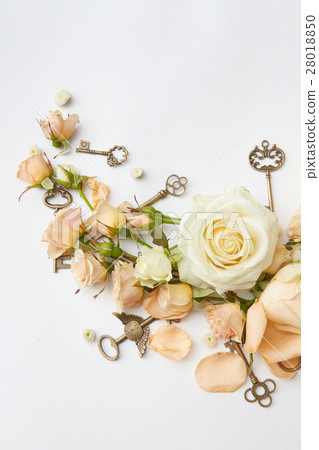 Red roses with key 28018850