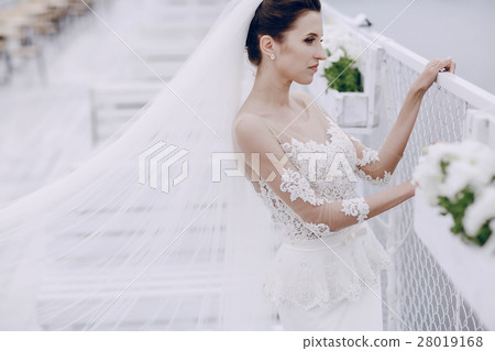 bride in white dress bride in white dress 28019168
