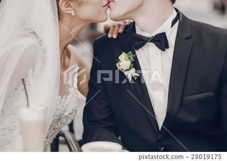 bride and groom 28019175