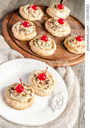 Meringue with maraschino cherries 28019883