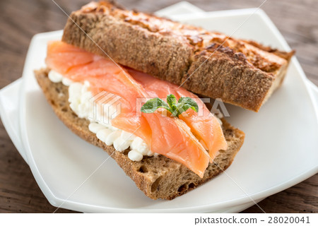 Sandwich with salmon and cheese Sandwich with salmon and cheese 28020041