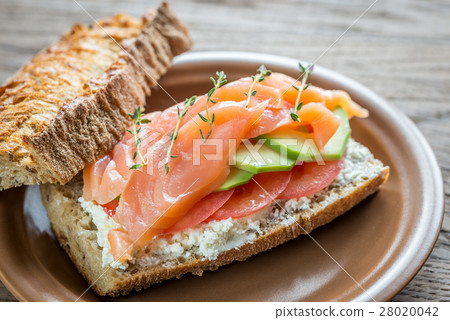 Sandwich with salmon, avocado and tomatoes Sandwich with salmon, avocado and tomatoes 28020042