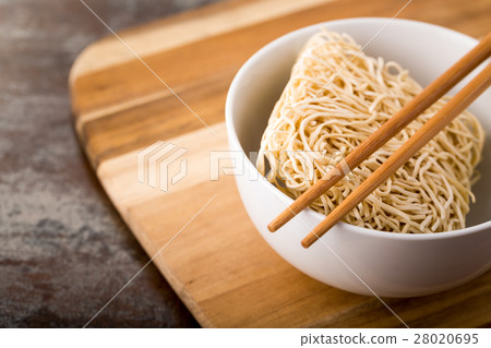 Chinese dried noodles in a bowl 28020695