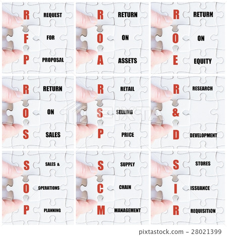 Hand of business man completing the puzzle 28021399