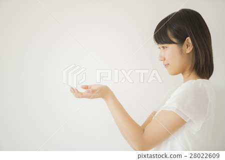 一個伸出手，微笑的女人 28022609