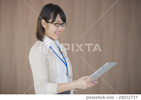 微笑與片劑個人計算機的女商人 微笑與片劑個人計算機的女商人 28022737