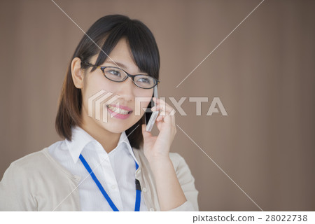 拜訪智能手機的女商人 拜訪智能手機的女商人 28022738