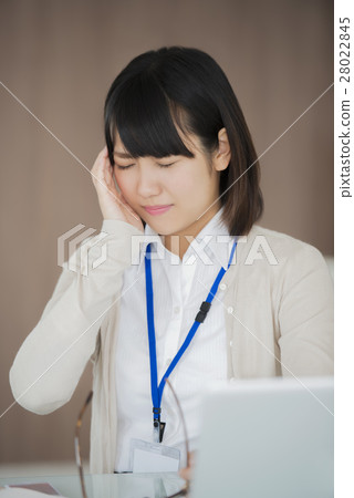 遭受頭疼的女商人 遭受頭疼的女商人 28022845