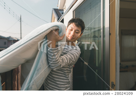 drying a futon, housekeeping, person 28024109