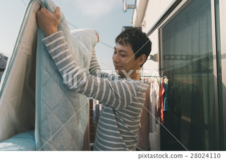 drying a futon, housekeeping, person 28024110