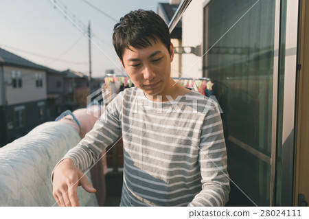 drying a futon, housekeeping, person 28024111