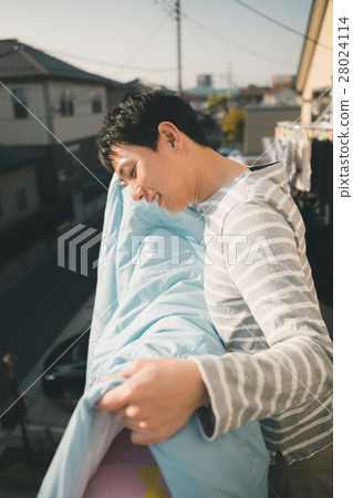 drying a futon, gents, male 28024114