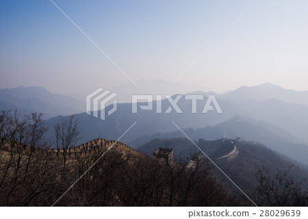 the great wall of china with a beautiful sunny day 28029639