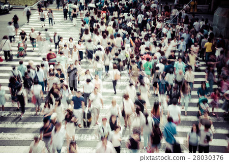 很多人越過行人日本人 28030376