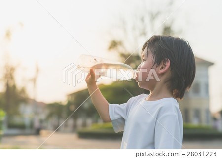 sian boy drinks water from a bottle 28031223