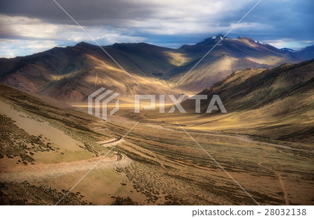 Landscape view along Manali-Leh high way in India  28032138